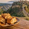 Civita di Bagnoregio e la Tuscia: il paesaggio dei calanchi nel croccante dei tozzetti alle nocciole