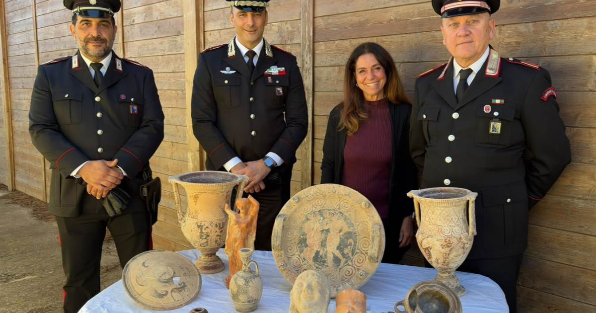Carabinieri restituiscono al Ministero 54 reperti archeologici: vasi etruschi, crateri e votivi destinati al Museo Civico di Cerveteri