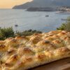 Formia e il Golfo di Gaeta, una fetta di pizza bianca romana tra porto, vento e luce