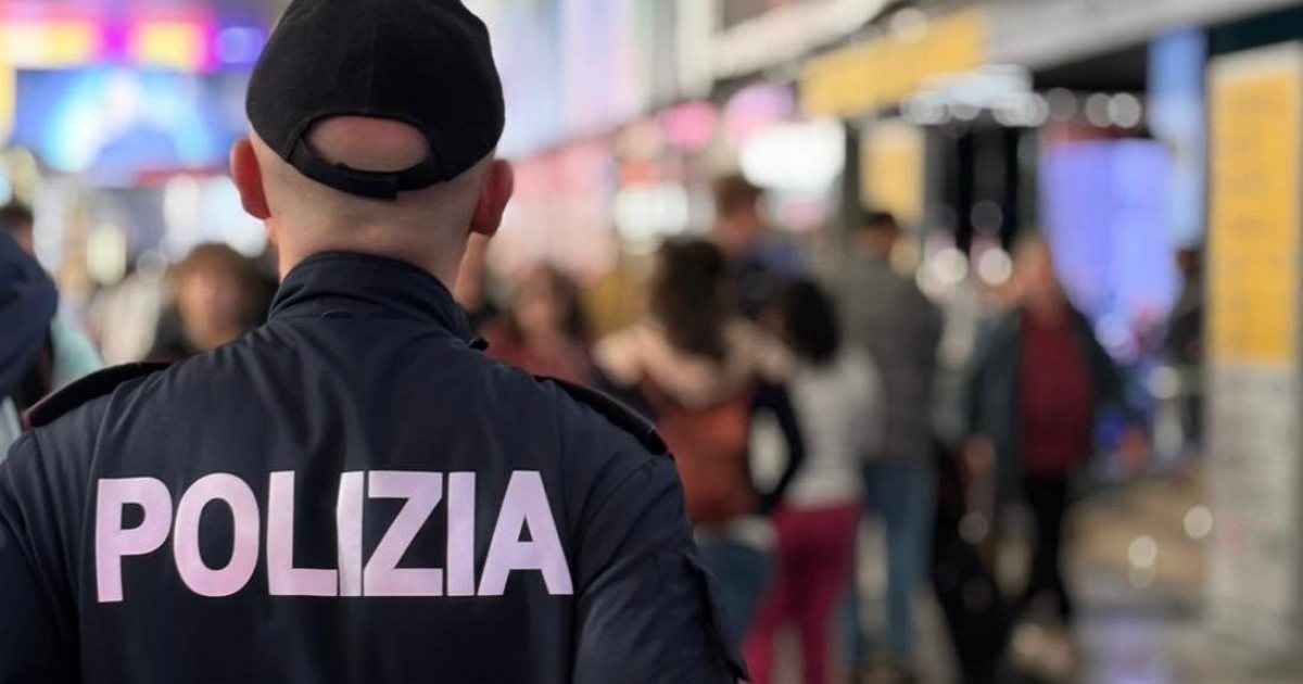 Monete lanciate a terra per distrarre la vittima: due borseggiatori arrestati alla stazione Roma Termini (Video)