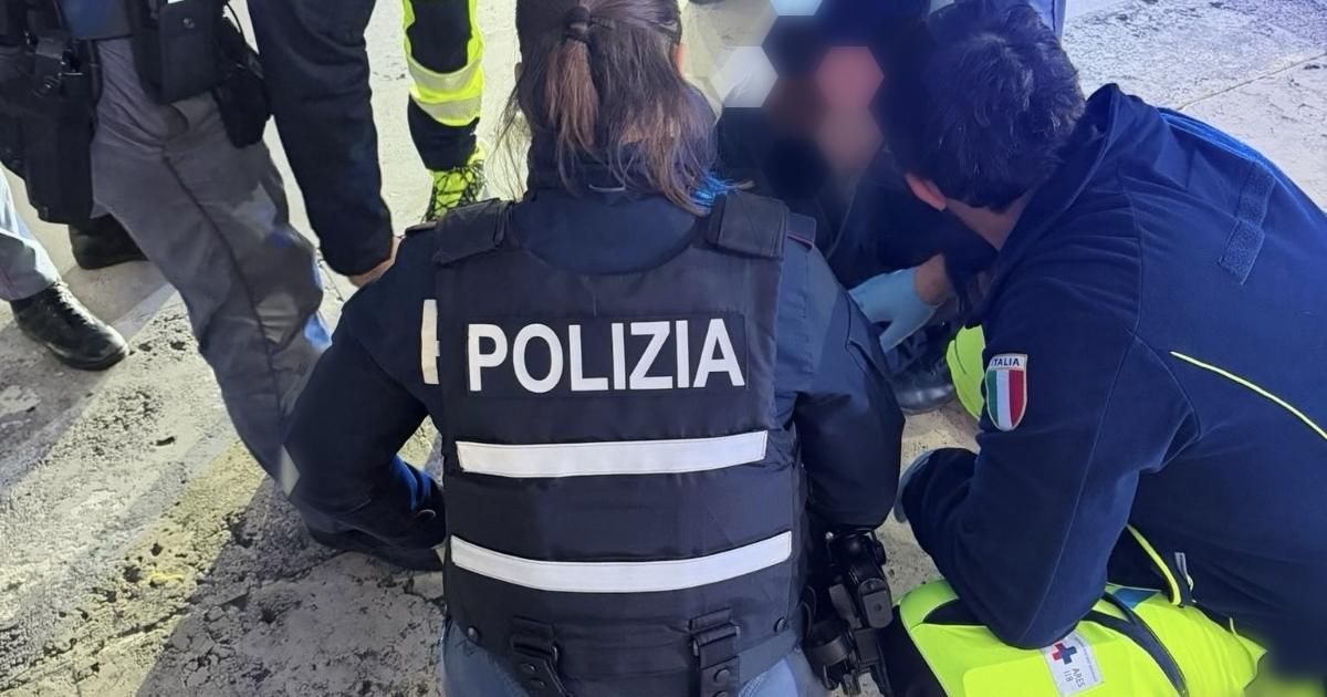 Roma: agenti della Polizia di Stato salvano uomo intenzionato a togliersi la vita sul Ponte Duca d’Aosta