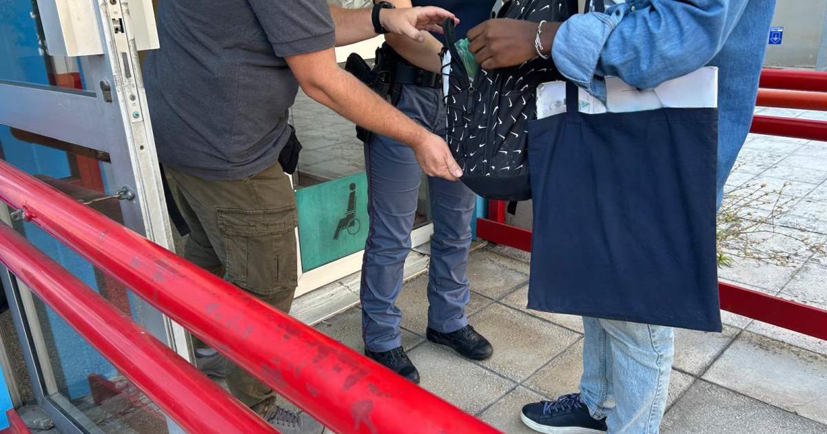 Controlli con metal detector a scuola nel quartiere Casilino: misura disposta dalla Questura (Video)
