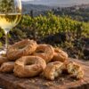 Frascati, tra vigne e crateri: il gesto antico delle ciambelline al vino