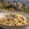 Greccio, le fettuccine al ragù bianco nel paesaggio dei boschi sabini