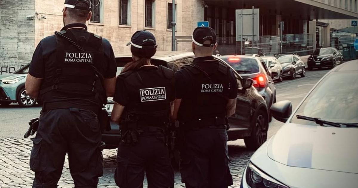 Stazione Termini: stacca una telecamera e la usa per infrangere il vetro di un’auto, arrestato 29enne