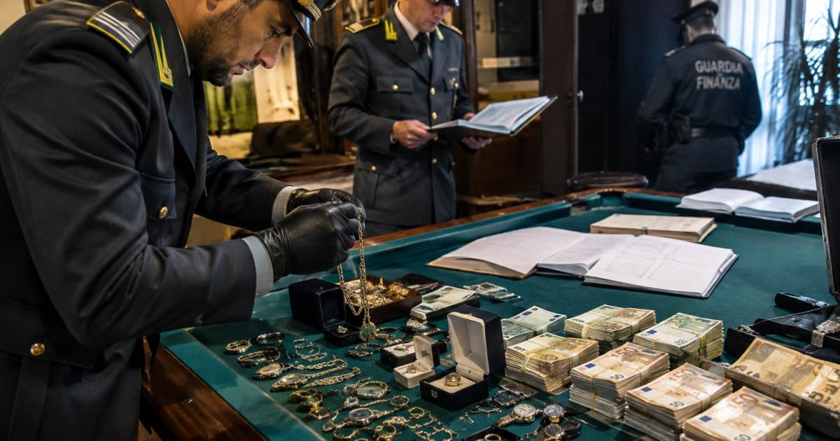 Maxi operazione della Guardia di Finanza: sgominata associazione a delinquere dedita a frodi fiscali; beni sequestrati per oltre 4,5 milioni di euro