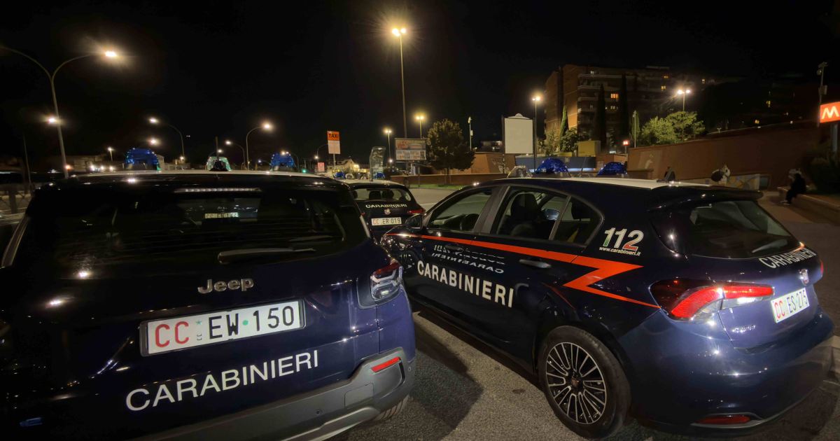 San Basilio: 393 dosi di cocaina e 40 di hashish nascoste nel montante di una finestra, tre arresti e sequestri a un appartamento occupato