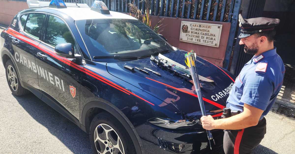 ROMA – Si barrica in casa e minaccia i Carabinieri con arco e frecce: denunciato un 26enne