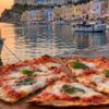 Ponza e il porto al tramonto: la pizza scrocchiarella tra vento, sale e luce mediterranea