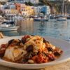 Ponza, il porto e il baccalà alla romana: una ricetta di mare tra luce e vento