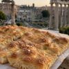 Roma e i Fori Imperiali: la pizza bianca tra pietra antica e vita di strada
