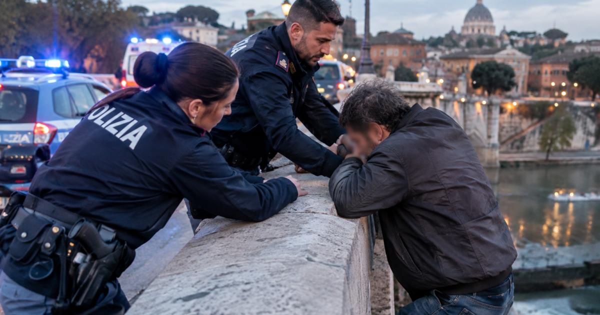 Roma, sul Ponte Duca d’Aosta: agenti della Polizia di Stato salvano uomo intenzionato a togliersi la vita