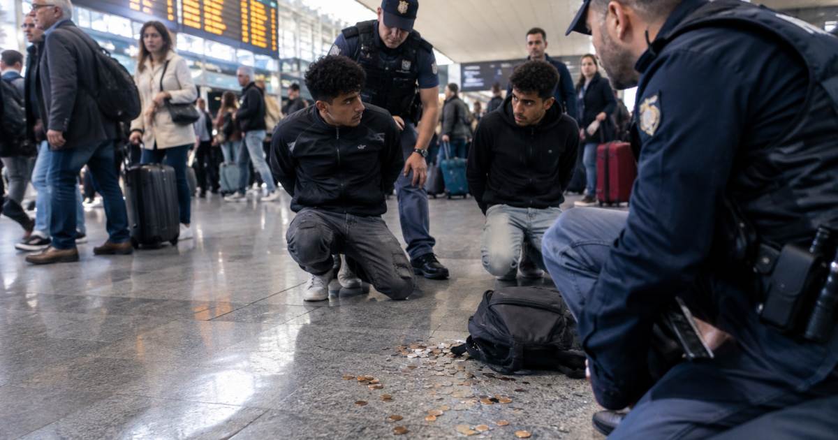 Roma Termini: monete lanciate a terra per distrarre la vittima, arrestati due borseggiatori (Video)