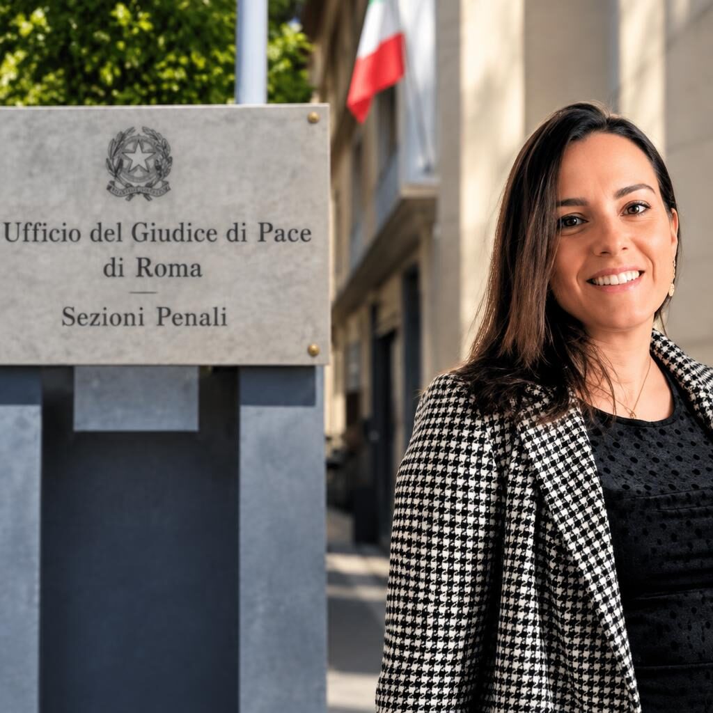 «Si tolga la maglietta»: la denuncia dell’avvocata in aula