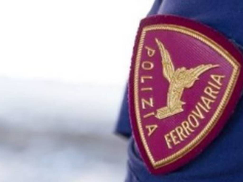 Borseggio sul treno a Roma, turista derubato: fermate tre giovani