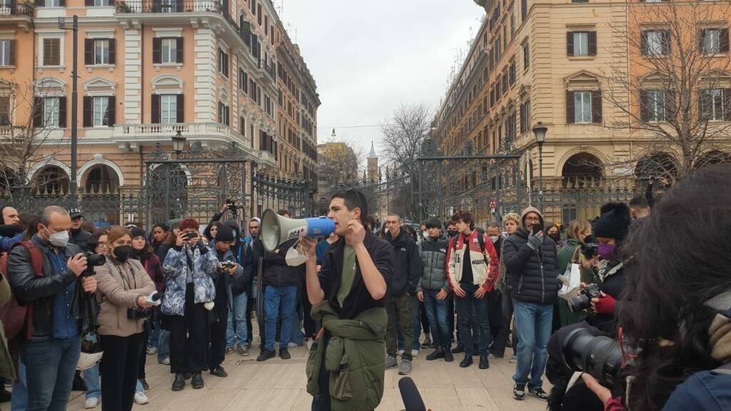 Cortei a Roma, bottiglie e bombe carta: la protesta finisce sotto indagine