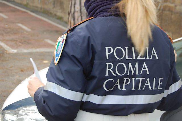 Fori Imperiali, fermati in 8: così scatta il gioco delle tre campanelle
