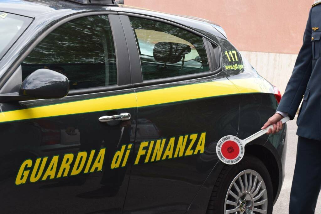 Maxi-sequestro a Roma: oltre 100 mila articoli e 4 lavoratori irregolari