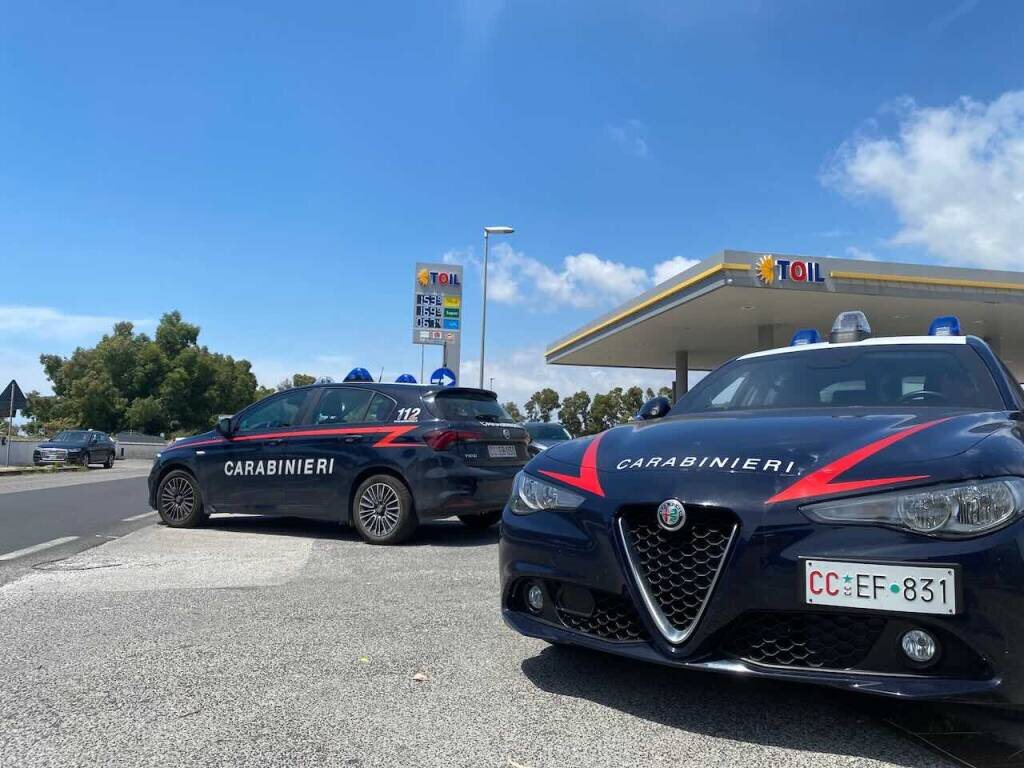 Piazza della Repubblica, ruba il cellulare e colpisce turista con una catena