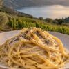 Tonnarelli cacio e pepe ai Castelli Romani, tra vigne e colline vulcaniche
