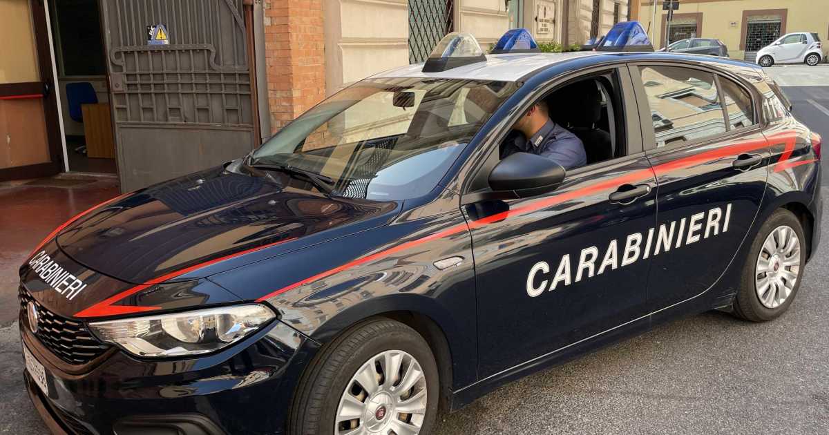 Roma: si spaccia per Carabiniere e mostra distintivo contraffatto per ottenere gioielli; arrestato