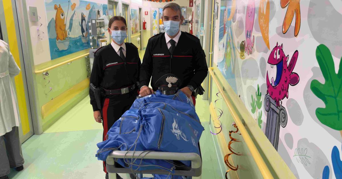 Carabinieri in corsia al Policlinico Gemelli: visita e regali ai piccoli degenti dell’Oncologia Pediatrica