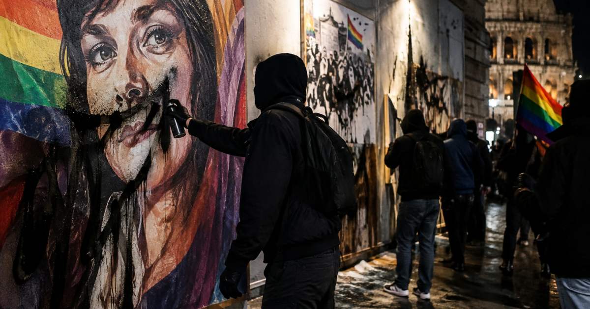 Vandali vandalizzano opere di Laika a Roma durante la mostra The Collapse of Democracy; solidarietà dall’amministrazione capitolina