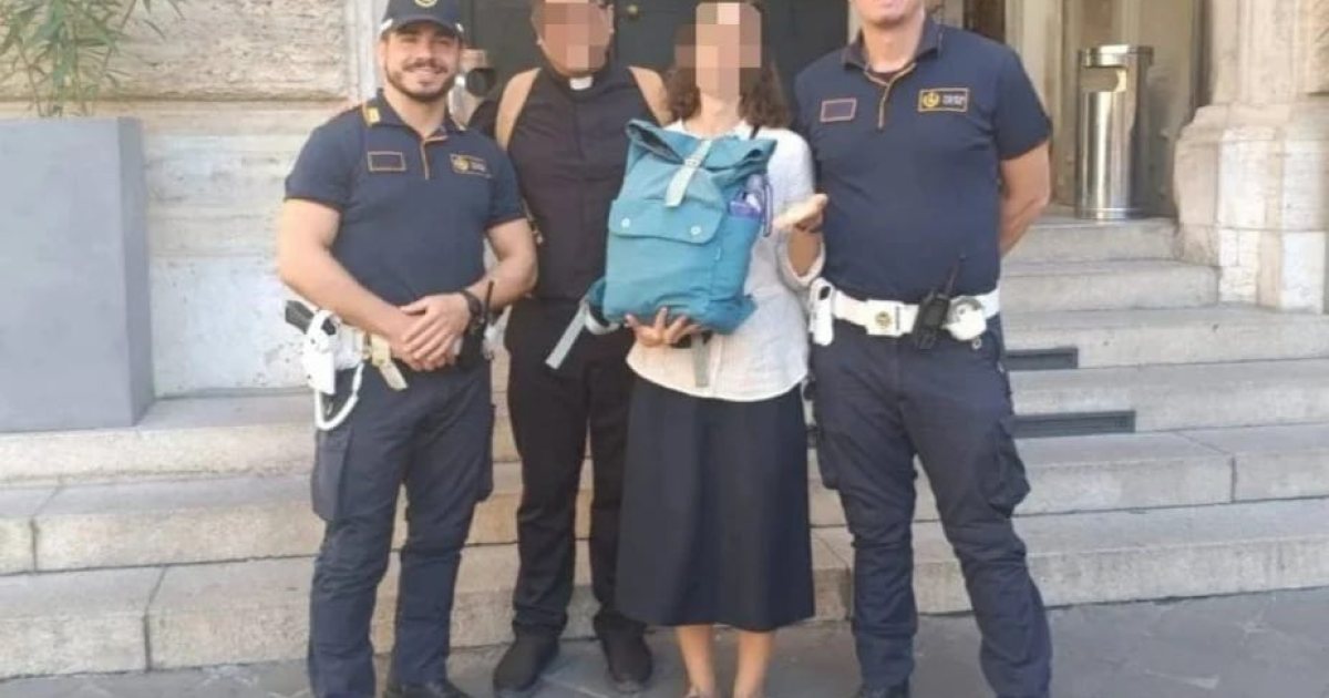 Fontana di Trevi: zaino rubato a una giovane suora recuperato dalla Polizia Locale, beni restituiti e oggetti religiosi dal forte valore affettivo