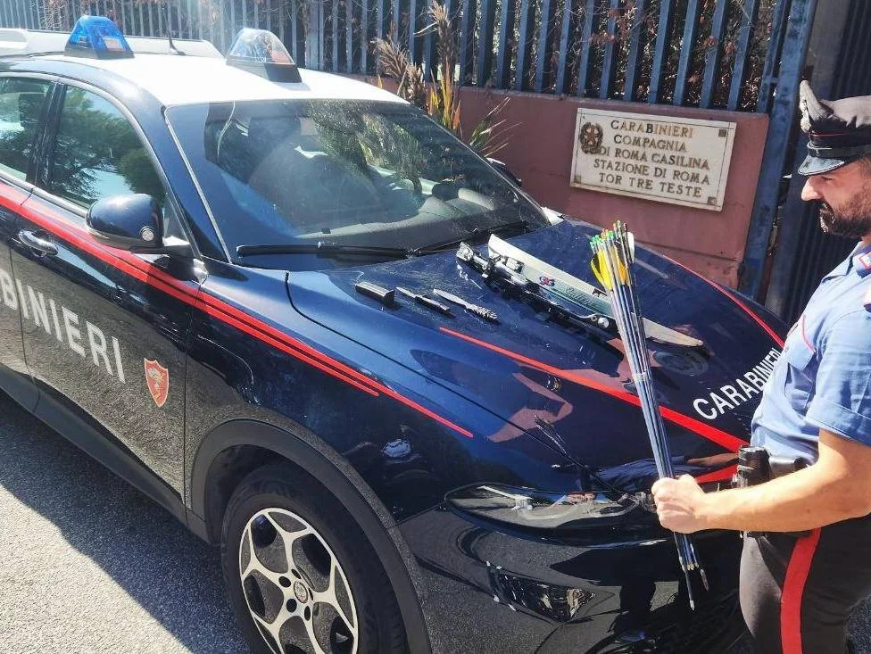Roma, si barrica in casa e minaccia carabinieri con arco e frecce: denunciato